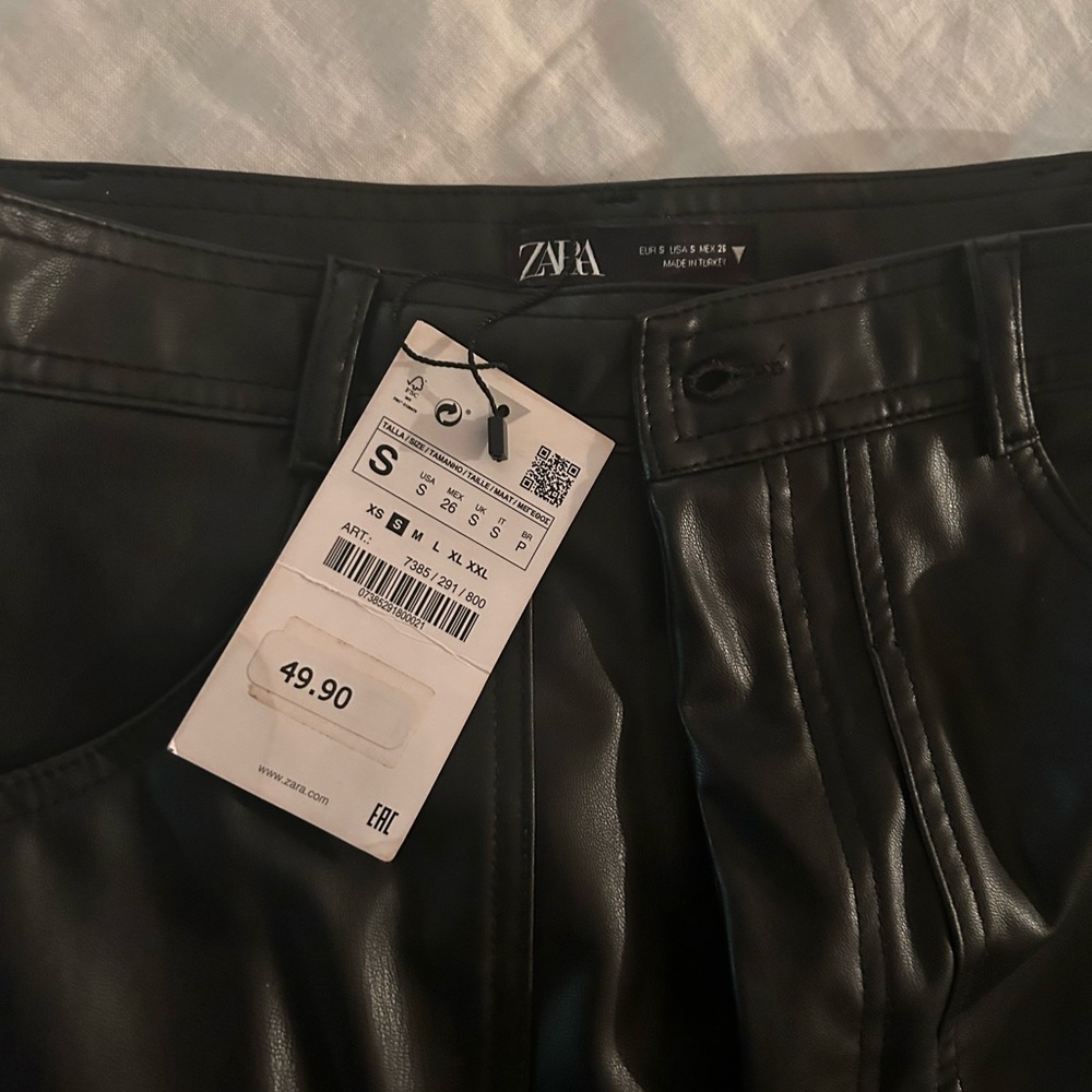 PLEATHER CARGO PANTS ZARA SIZE SMALL NEVER WORN WITH TAGS